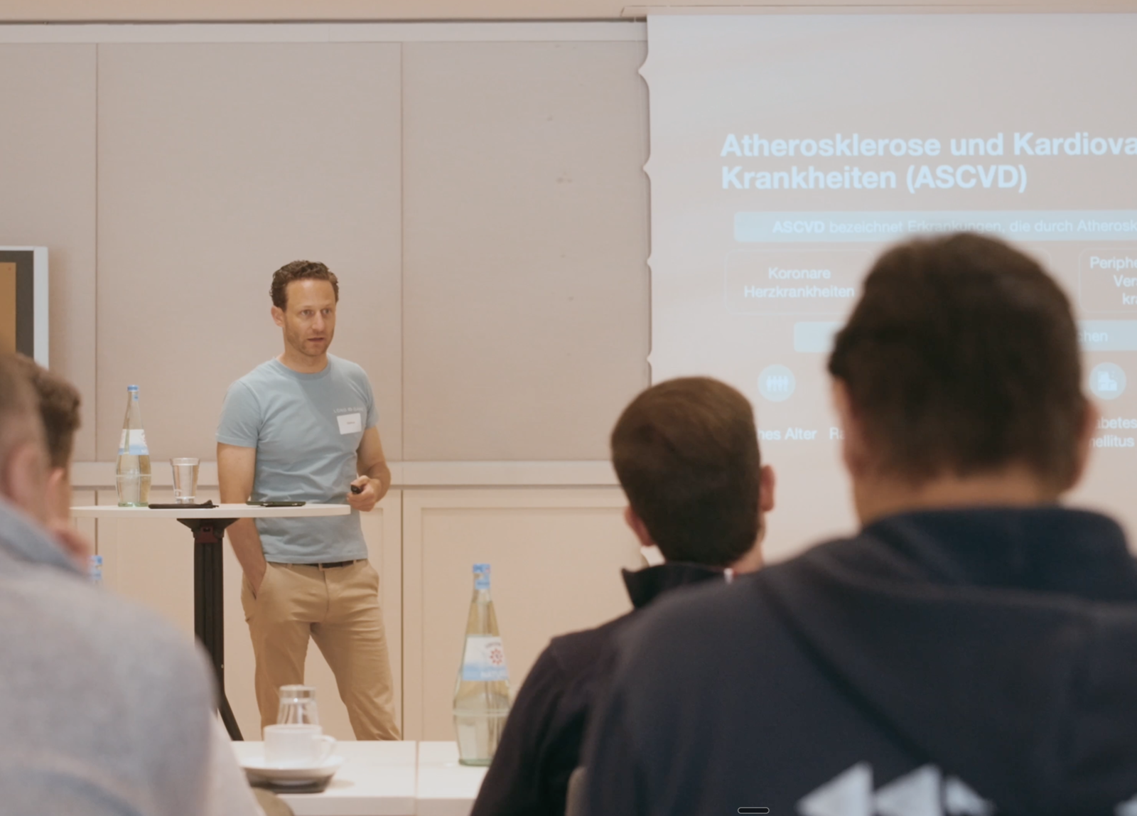 Dr. Markus Trissler hält einen Vortrag beim Kick-off