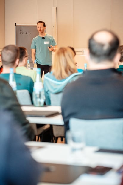 Markus vor der Gruppe